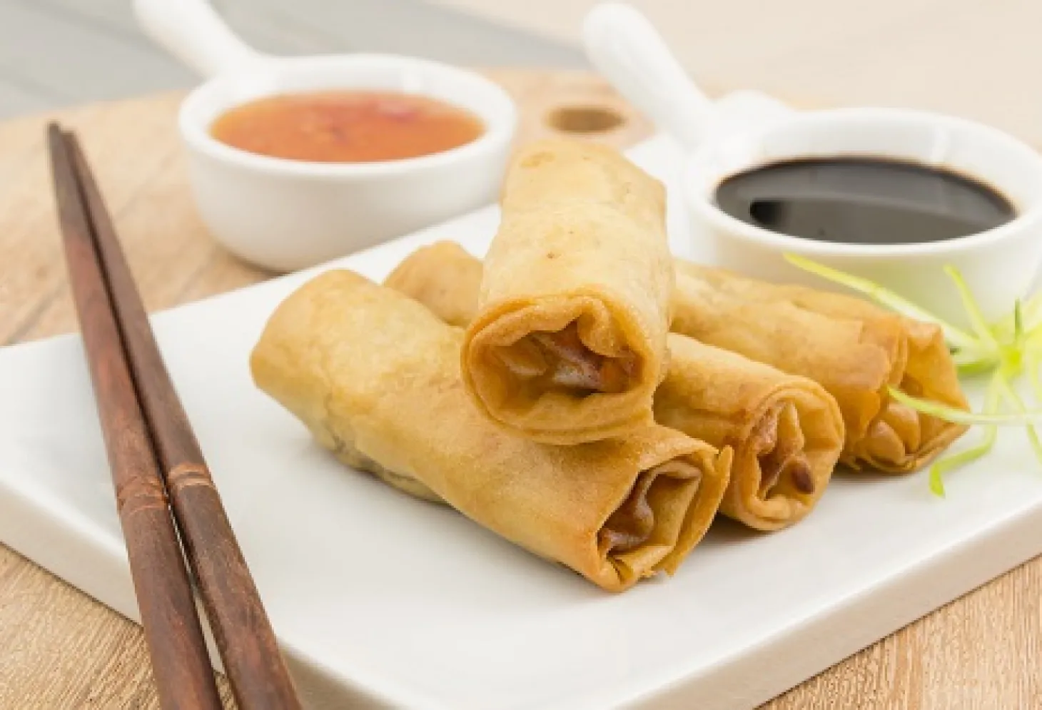 Frühlingsrollen gewürzt mit China Gewürz und dazu feine Erdnuss-Soße