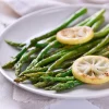 Gebackener Spargel verfeinert mit Muskatnuss und dazu grüne Soße