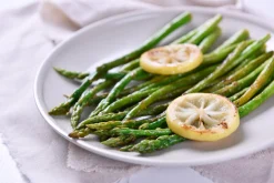 Gebackener Spargel verfeinert mit Muskatnuss und dazu grüne Soße