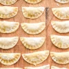 Ravioli mit Möhren-Cashew-Füllung an Rieslingschaum