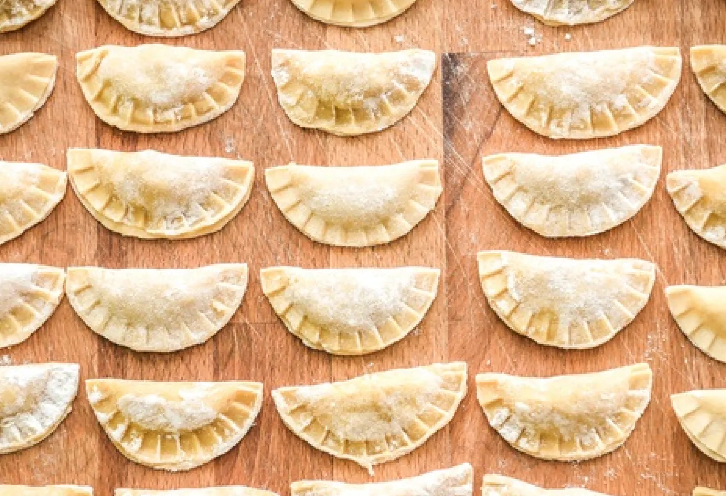 Ravioli mit Möhren-Cashew-Füllung an Rieslingschaum